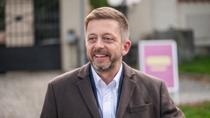 Vít Rakušan (STAN) dorazil do volebního štábu Starostů a nezávislých.