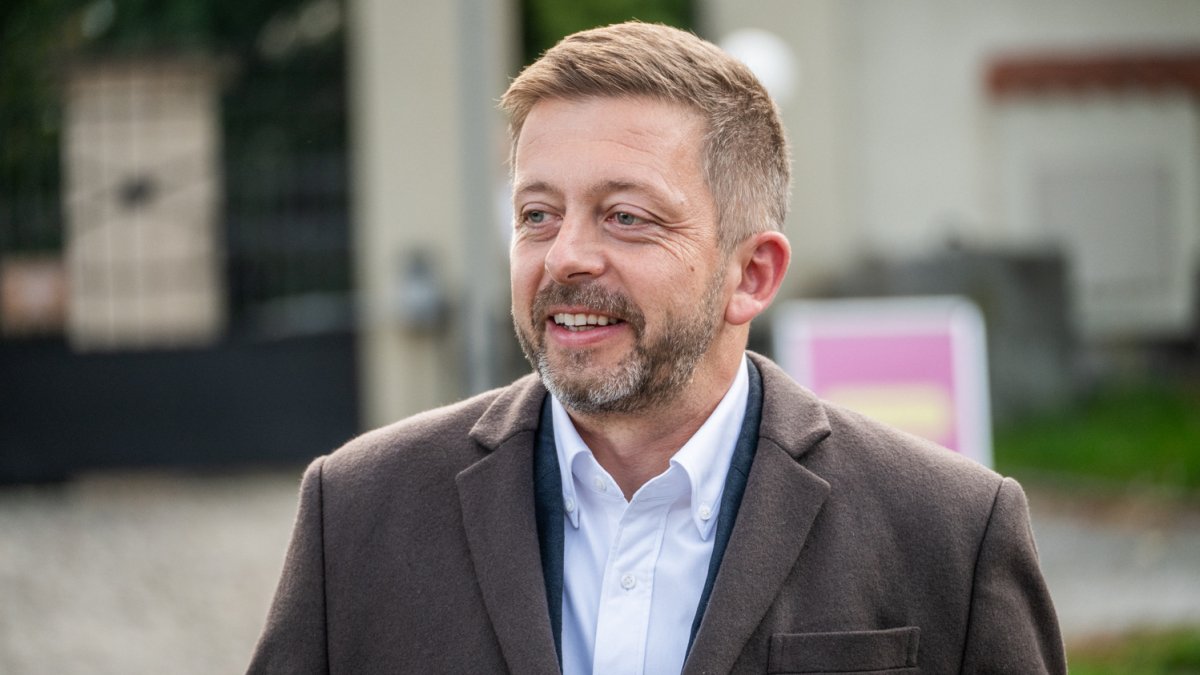 Vít Rakušan (STAN) dorazil do volebního štábu Starostů a nezávislých.