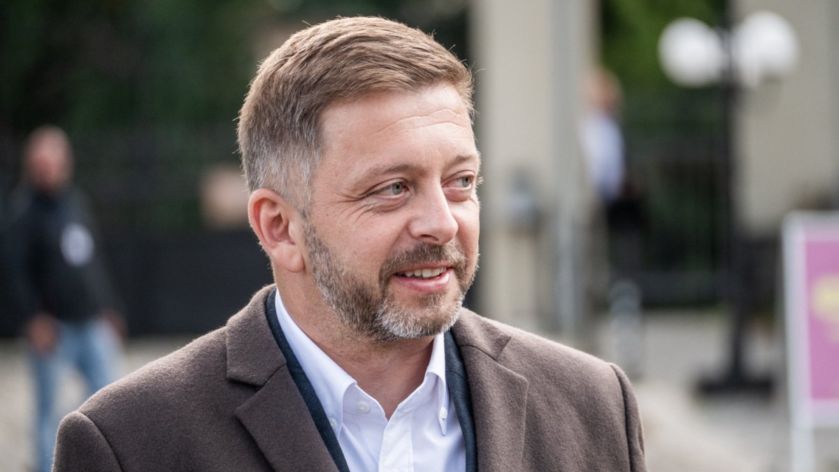 Vít Rakušan (STAN) dorazil do volebního štábu Starostů a nezávislých.