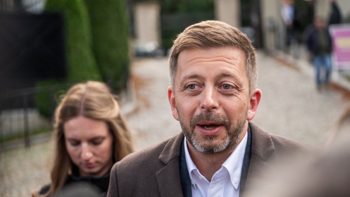 Vít Rakušan (STAN) dorazil do volebního štábu Starostů a nezávislých.