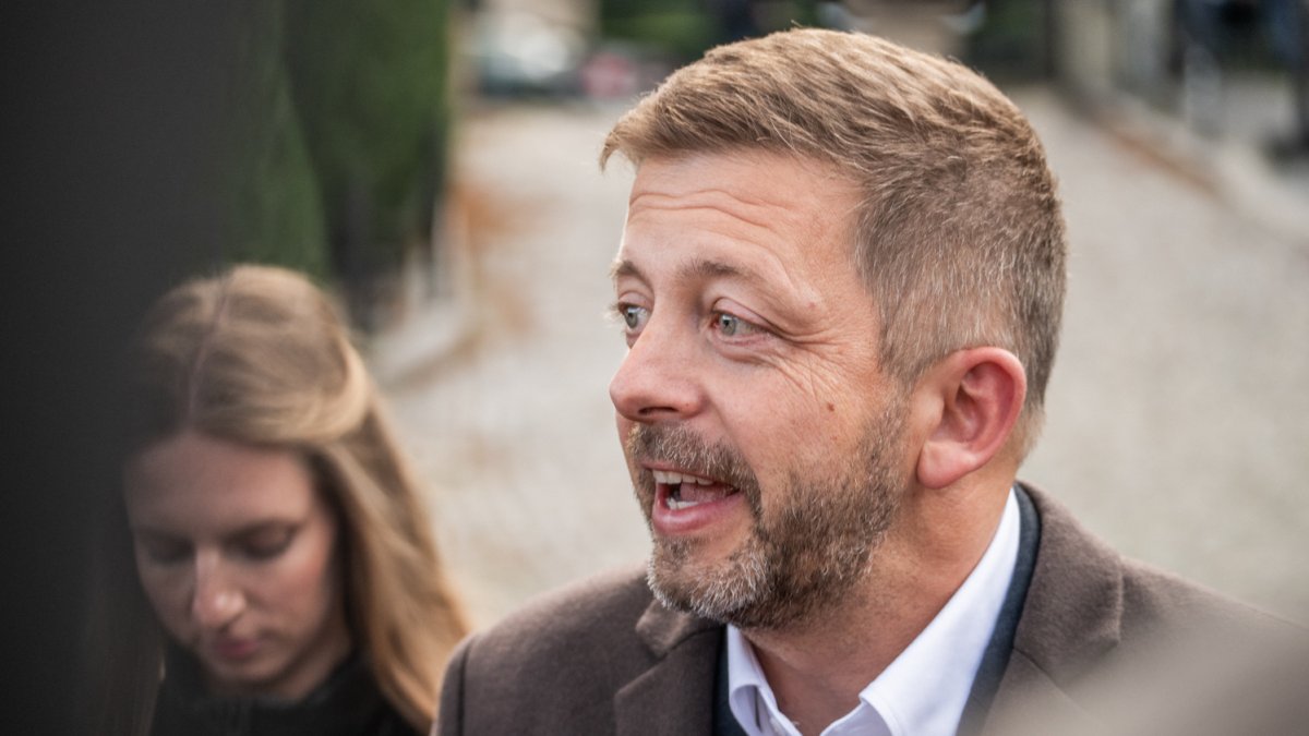 Vít Rakušan (STAN) dorazil do volebního štábu Starostů a nezávislých.