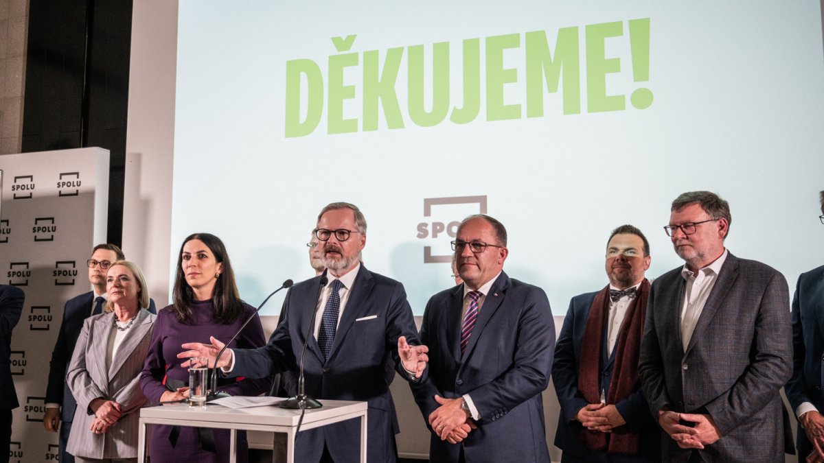 Petr Fiala a zástupci koalice Spolu na tiskové konferenci k výsledkům voleb. (4.10.2025)