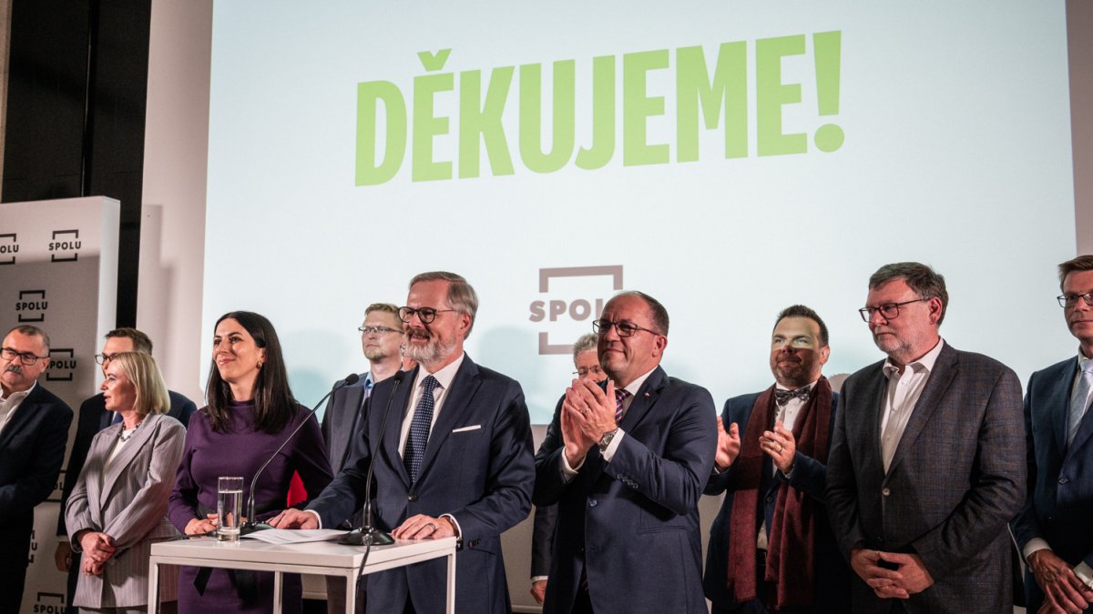 Petr Fiala a zástupci koalice Spolu na tiskové konferenci k výsledkům voleb. (4.10.2025)