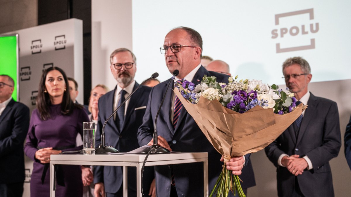 Petr Fiala a zástupci koalice Spolu na tiskové konferenci k výsledkům voleb. (4.10.2025)
