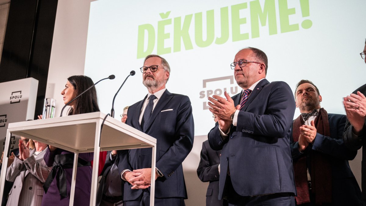 Petr Fiala a zástupci koalice Spolu na tiskové konferenci k výsledkům voleb. (4.10.2025)