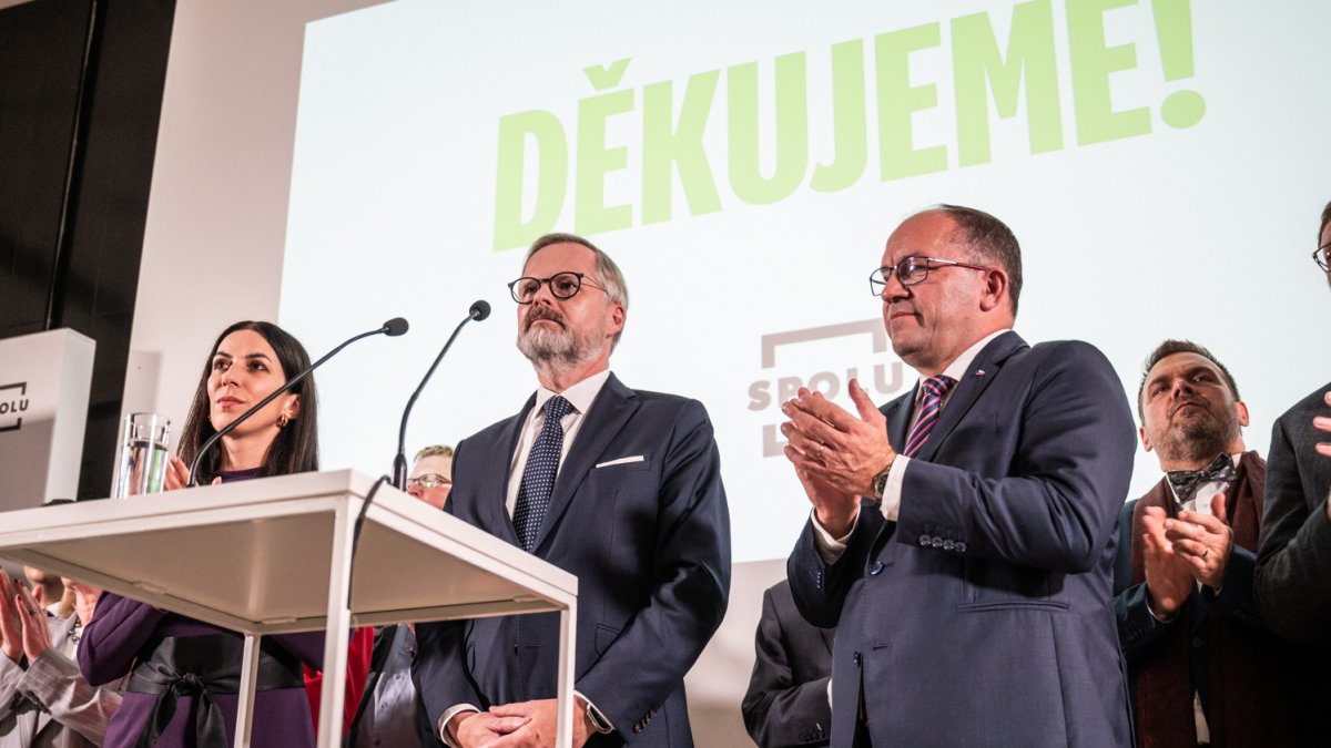Petr Fiala a zástupci koalice Spolu na tiskové konferenci k výsledkům voleb. (4.10.2025)