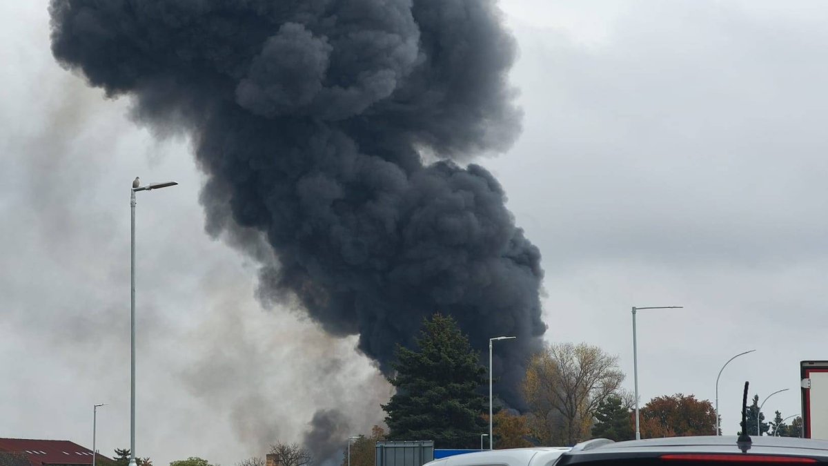 V obci Nehvizdy hoří hala