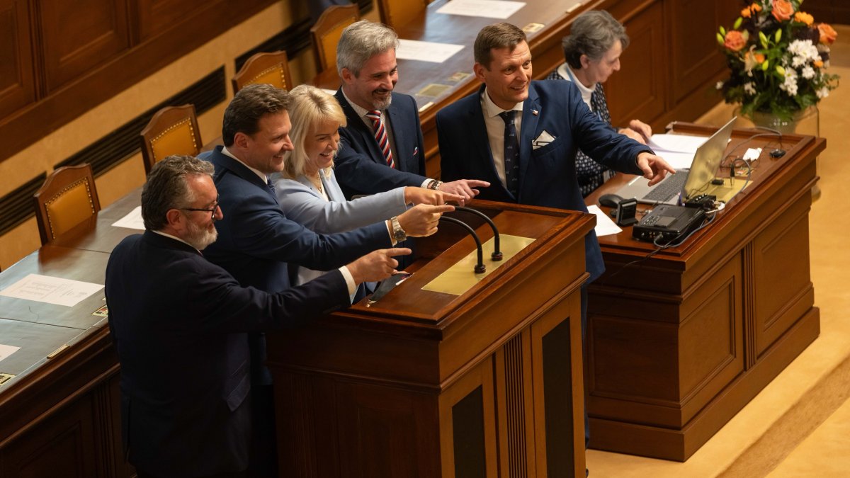 Politici se sešli na ustavující schůzi Poslanecké sněmovny. (3.11.2025)