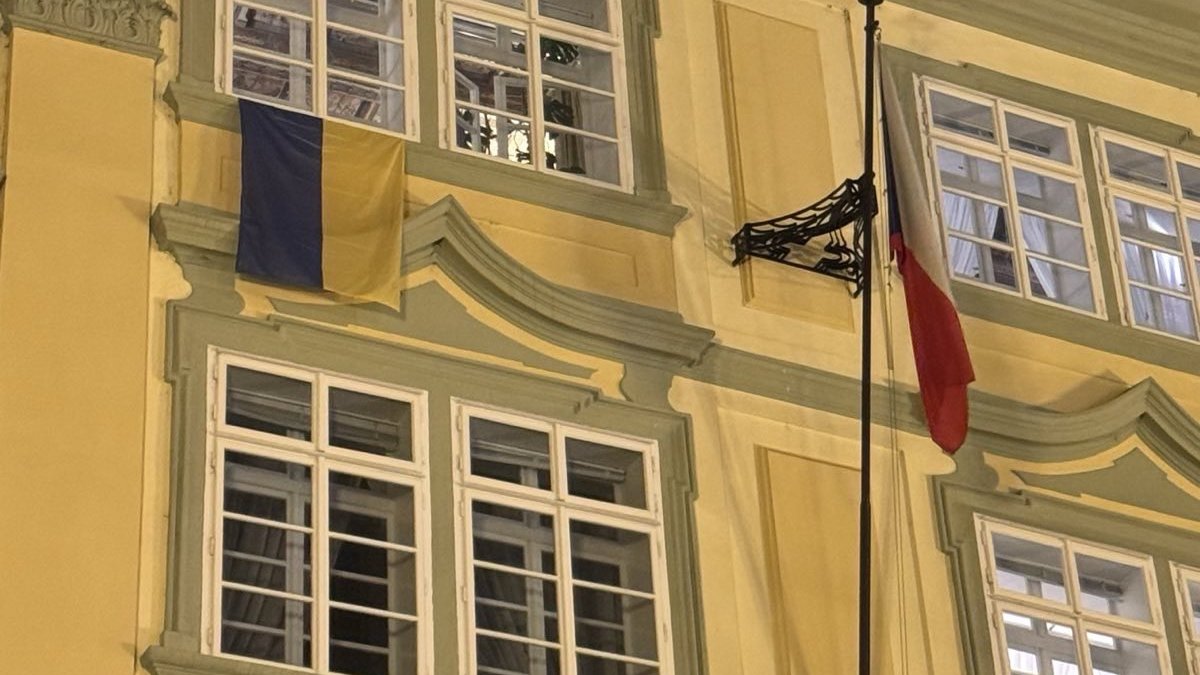 Opoziční poslanecké kluby vyvěsily vlajku Ukrajiny z oken