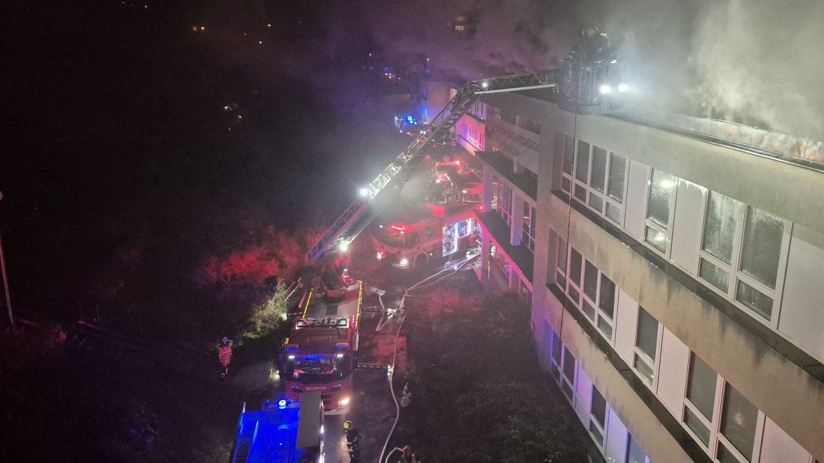Rozsáhlý požár zasáhl střední školu ve Zlíně