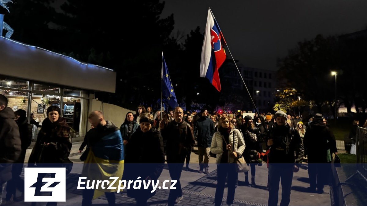 OBRAZEM: Zrádce, Fico do Ruska... Křídové protesty zaplnily Bratislavu, premiér ruší mimořádný projev