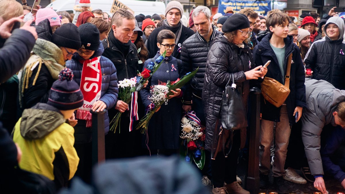 Češi si připomínají události spojené se 17. listopadem. (17.11.2025)