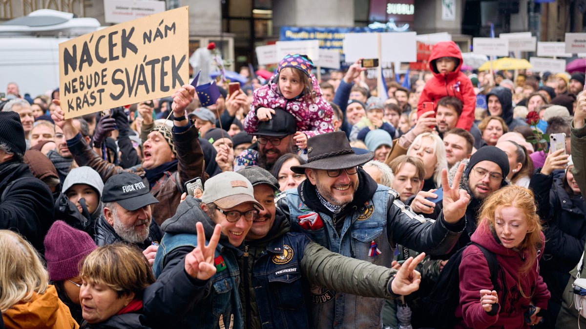Češi si připomínají události spojené se 17. listopadem. (17.11.2025)
