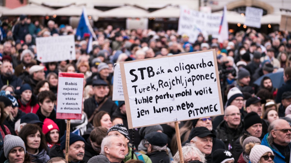 Češi v pondělí 17. listopadu také demonstrovali. (17.11.2025)