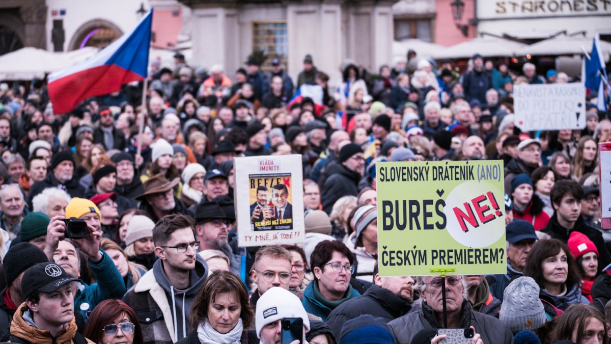 Češi v pondělí 17. listopadu také demonstrovali. (17.11.2025)