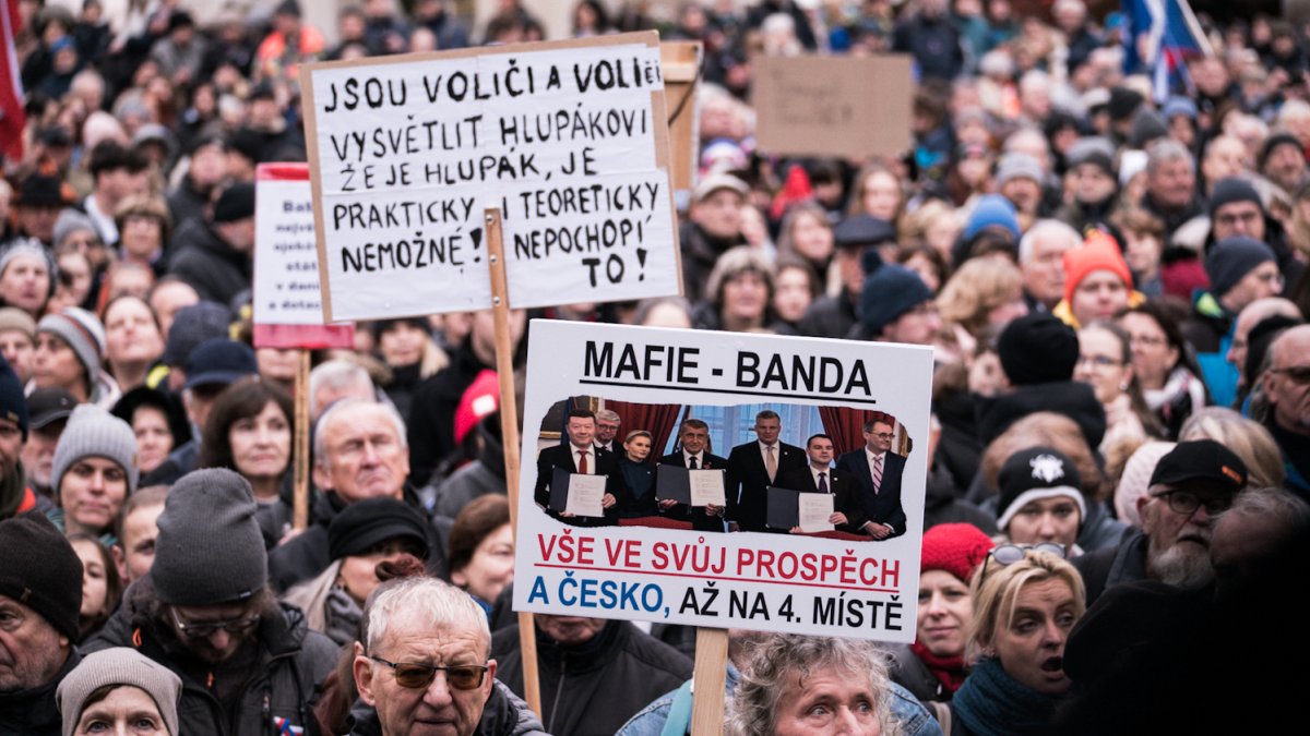 Češi v pondělí 17. listopadu také demonstrovali. (17.11.2025)