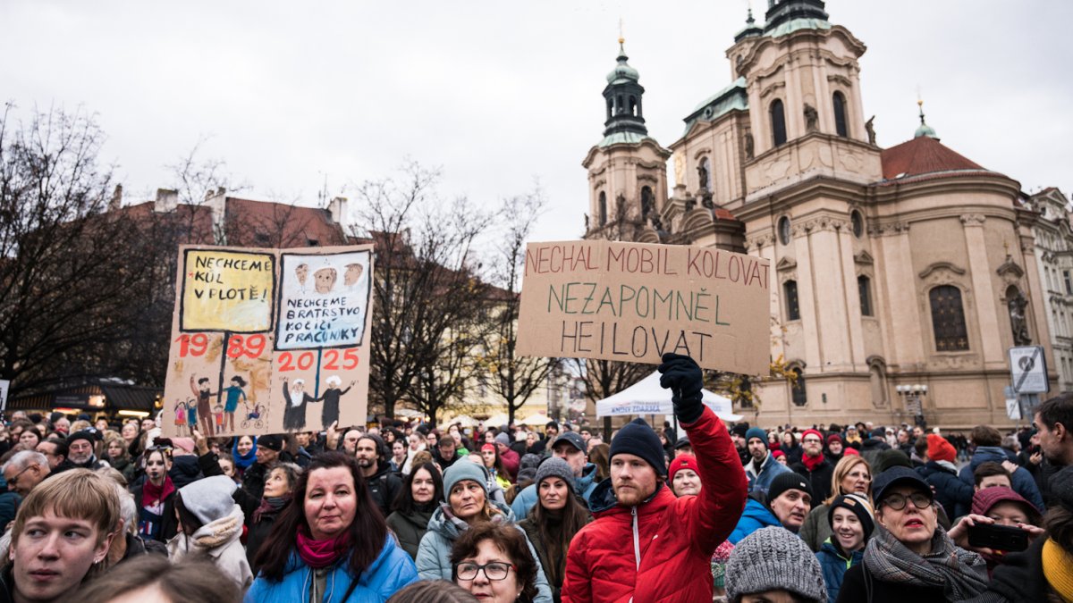 Češi v pondělí 17. listopadu také demonstrovali. (17.11.2025)