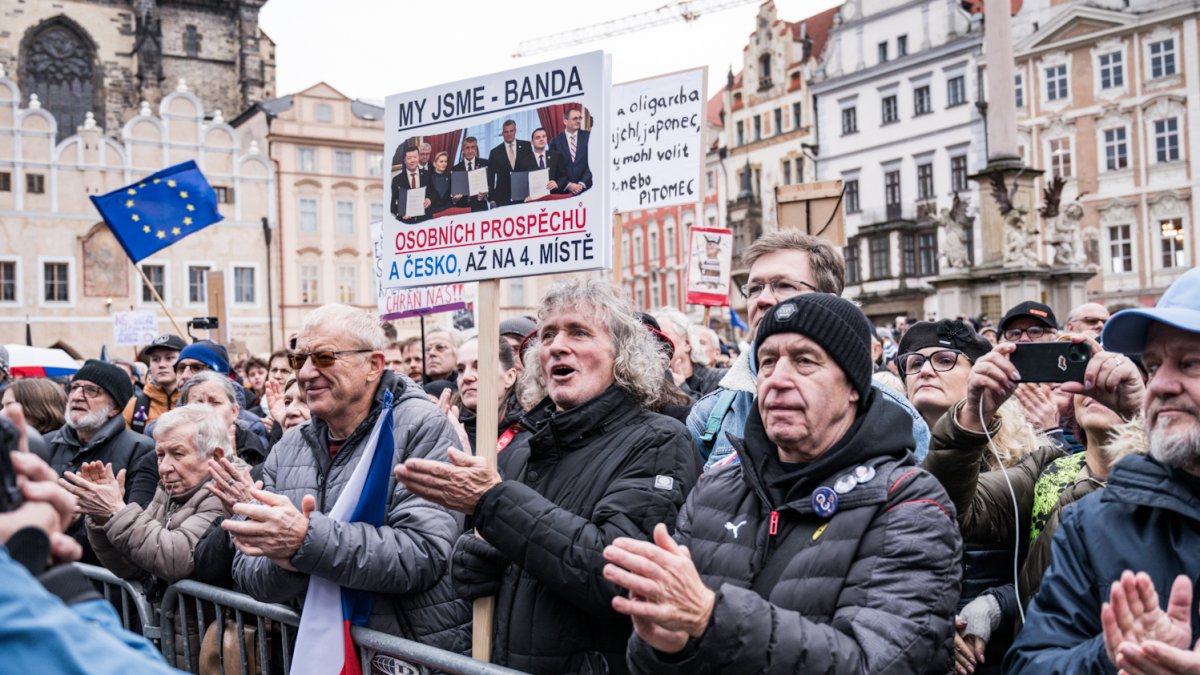 Češi v pondělí 17. listopadu také demonstrovali. (17.11.2025)