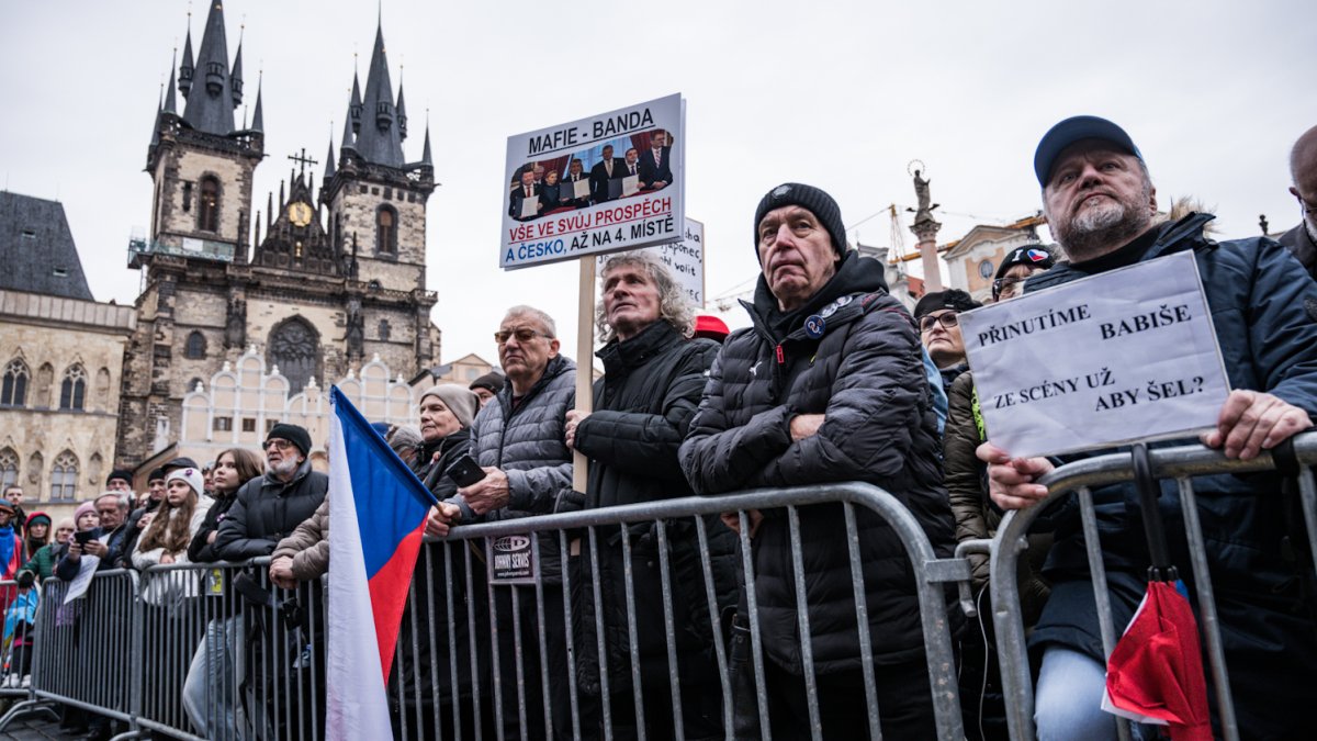 Češi v pondělí 17. listopadu také demonstrovali. (17.11.2025)