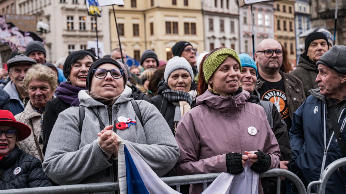 Češi v pondělí 17. listopadu také demonstrovali. (17.11.2025)