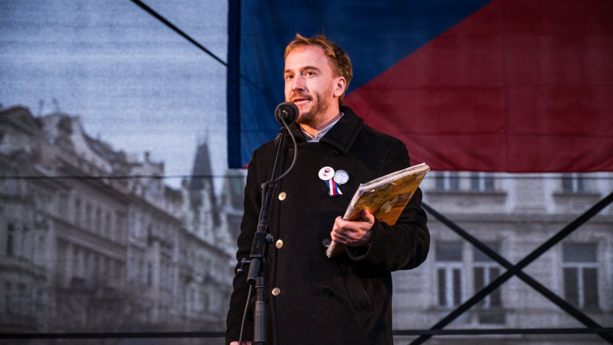 Češi v pondělí 17. listopadu také demonstrovali. (17.11.2025)