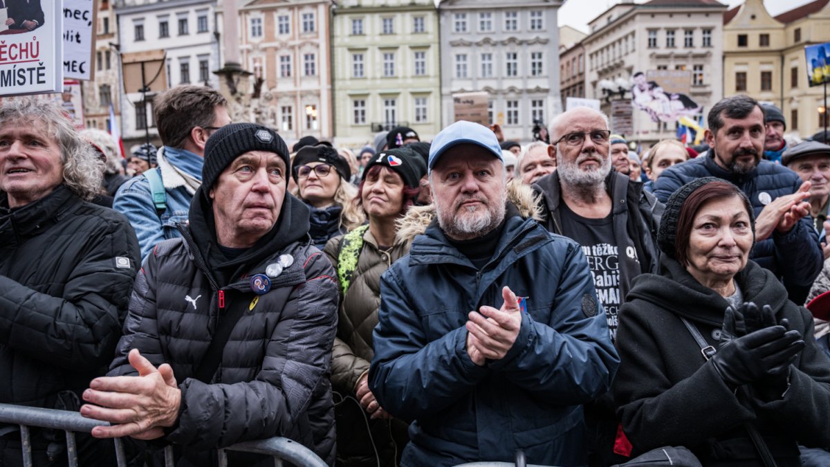 Češi v pondělí 17. listopadu také demonstrovali. (17.11.2025)