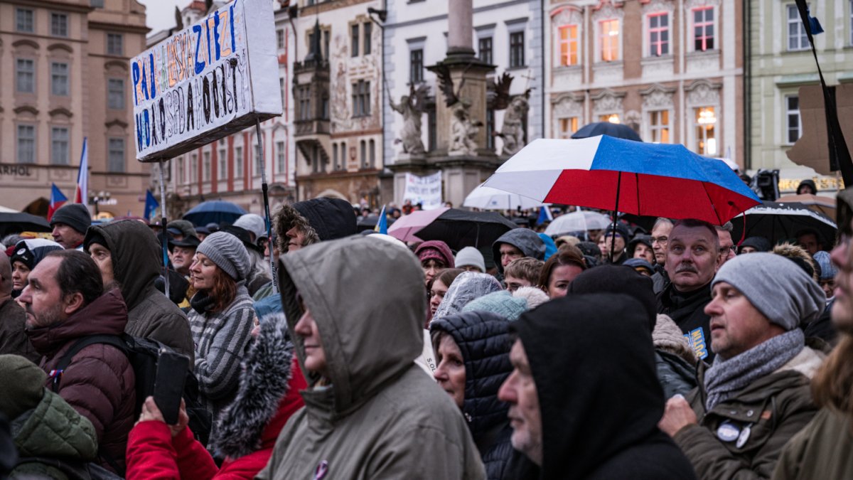 Češi v pondělí 17. listopadu také demonstrovali. (17.11.2025)