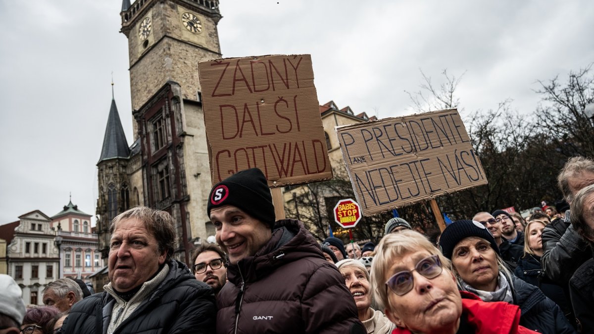 Češi v pondělí 17. listopadu také demonstrovali. (17.11.2025)