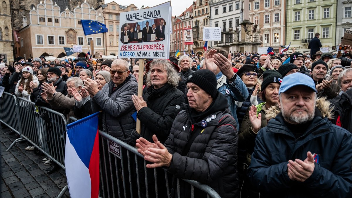 Češi v pondělí 17. listopadu také demonstrovali. (17.11.2025)