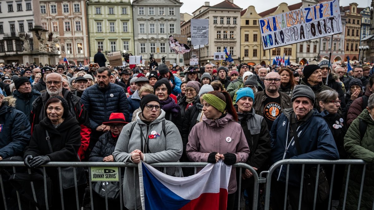 Češi v pondělí 17. listopadu také demonstrovali. (17.11.2025)