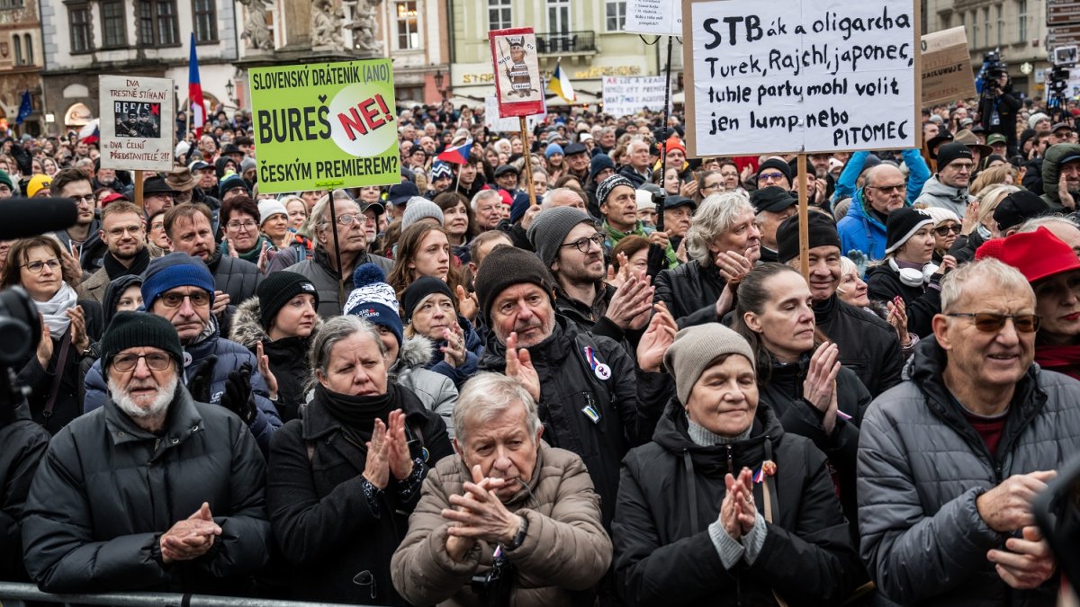 Češi v pondělí 17. listopadu také demonstrovali. (17.11.2025)