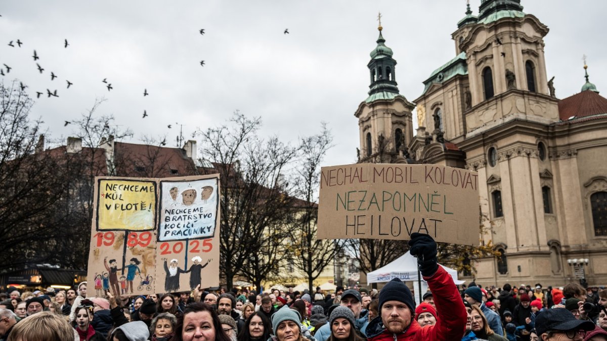 Češi v pondělí 17. listopadu také demonstrovali. (17.11.2025)