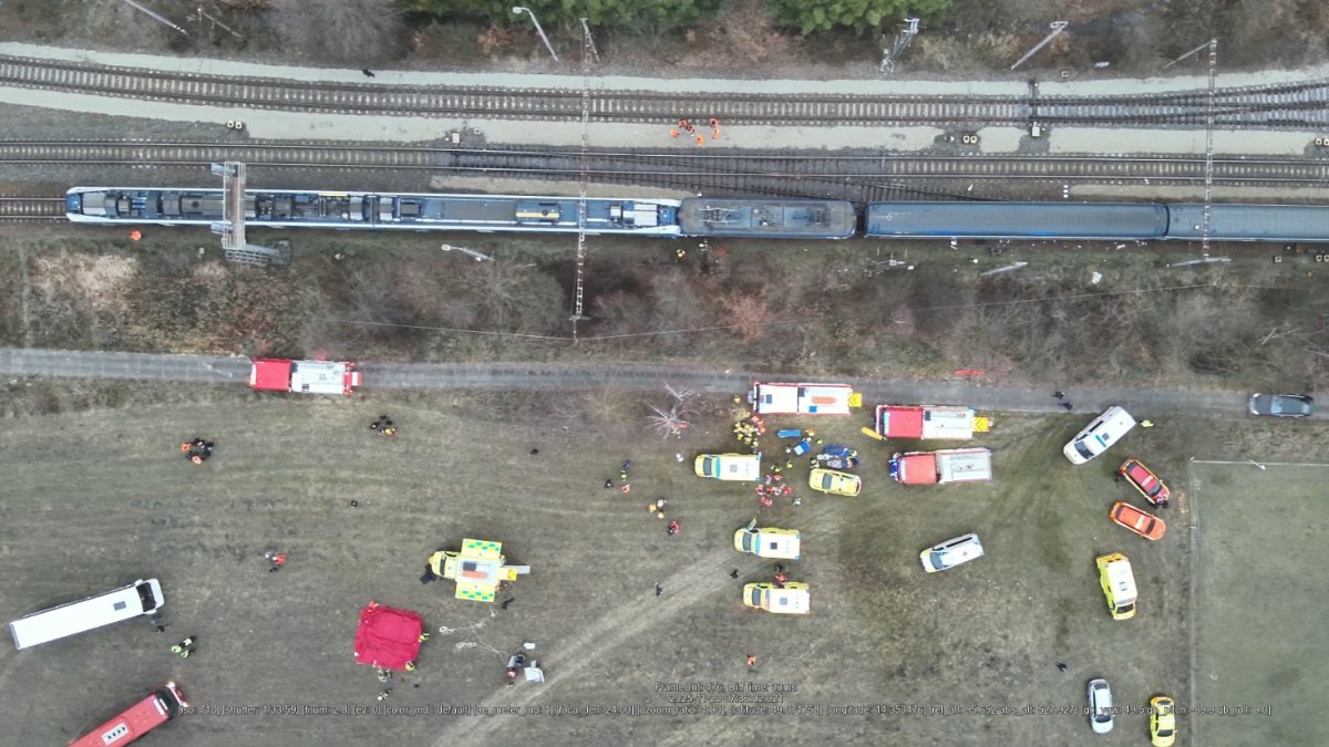 Na jihu Čech se srazily rychlík a osobní vlak. (20.11.2025)