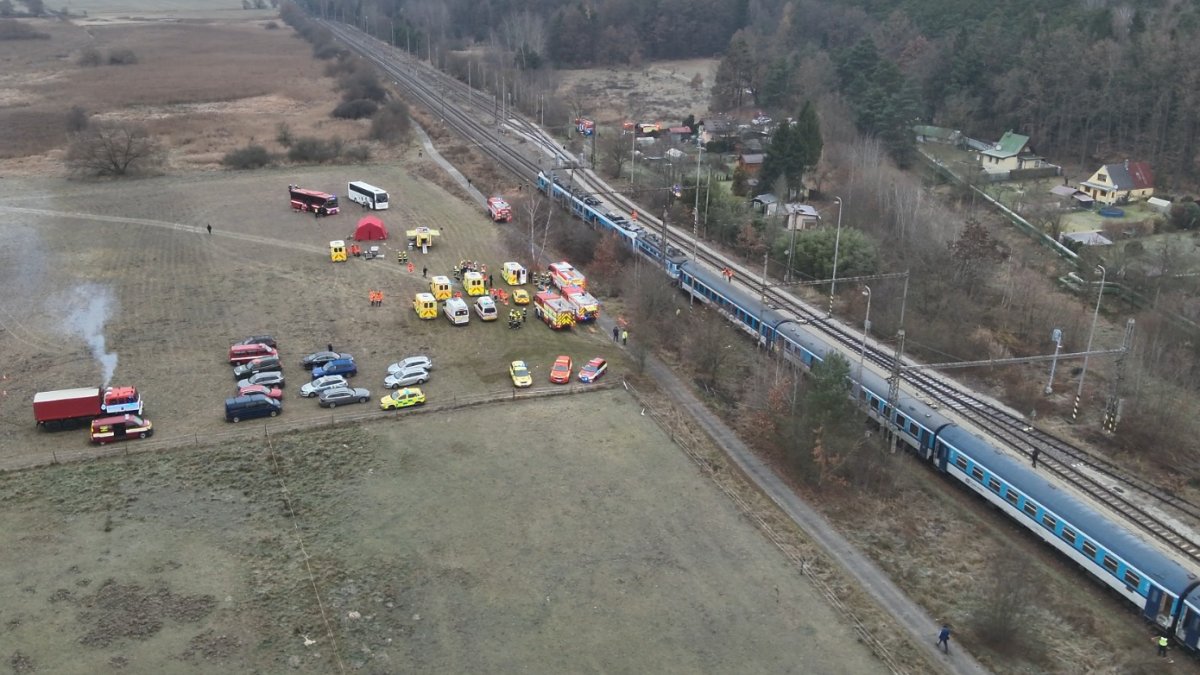 Na jihu Čech se srazily rychlík a osobní vlak. (20.11.2025)