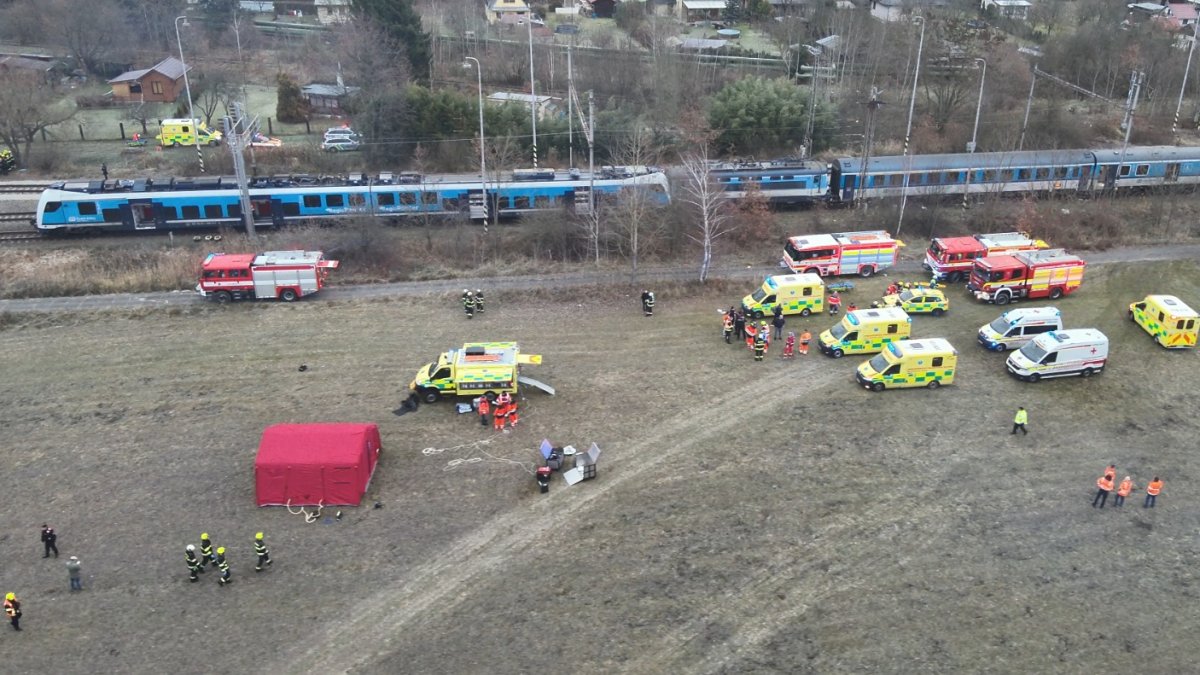 Na jihu Čech se srazily rychlík a osobní vlak. (20.11.2025)