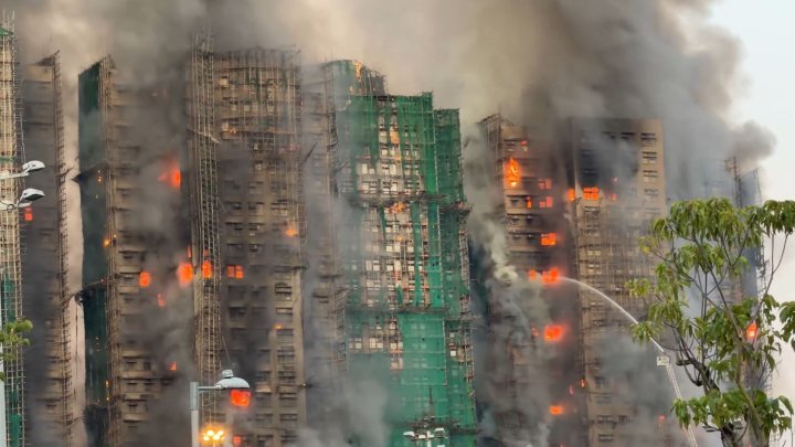 V Hongkongu hoří několik výškových budov