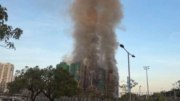 V Hongkong hoří několik výškových budov