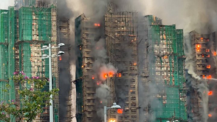 V Hongkong hoří několik výškových budov