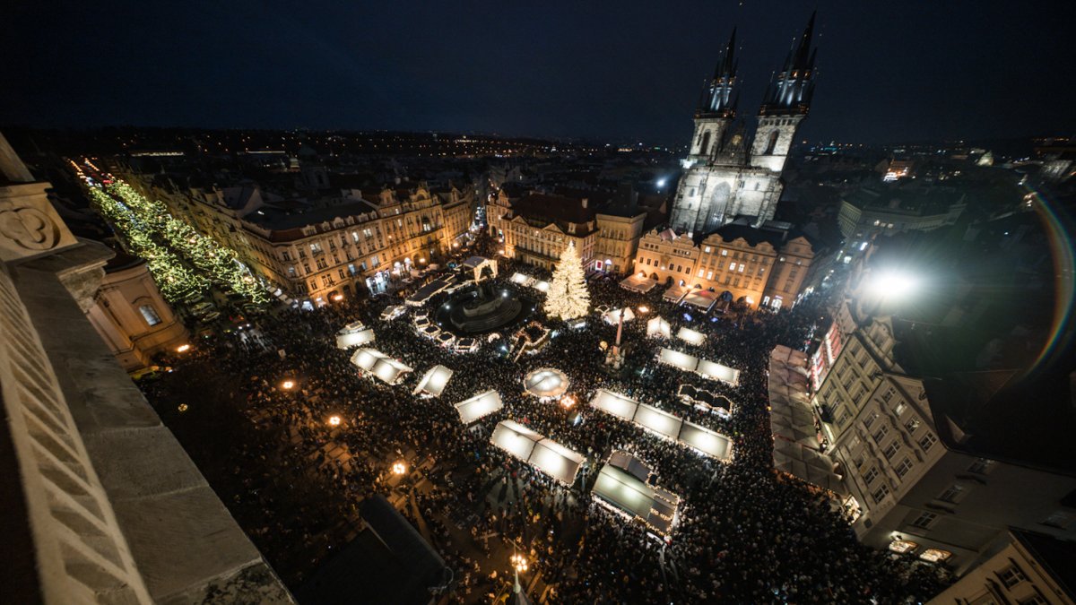 Na Staroměstském náměstí se rozsvítil vánoční strom. (29.11.2025) 