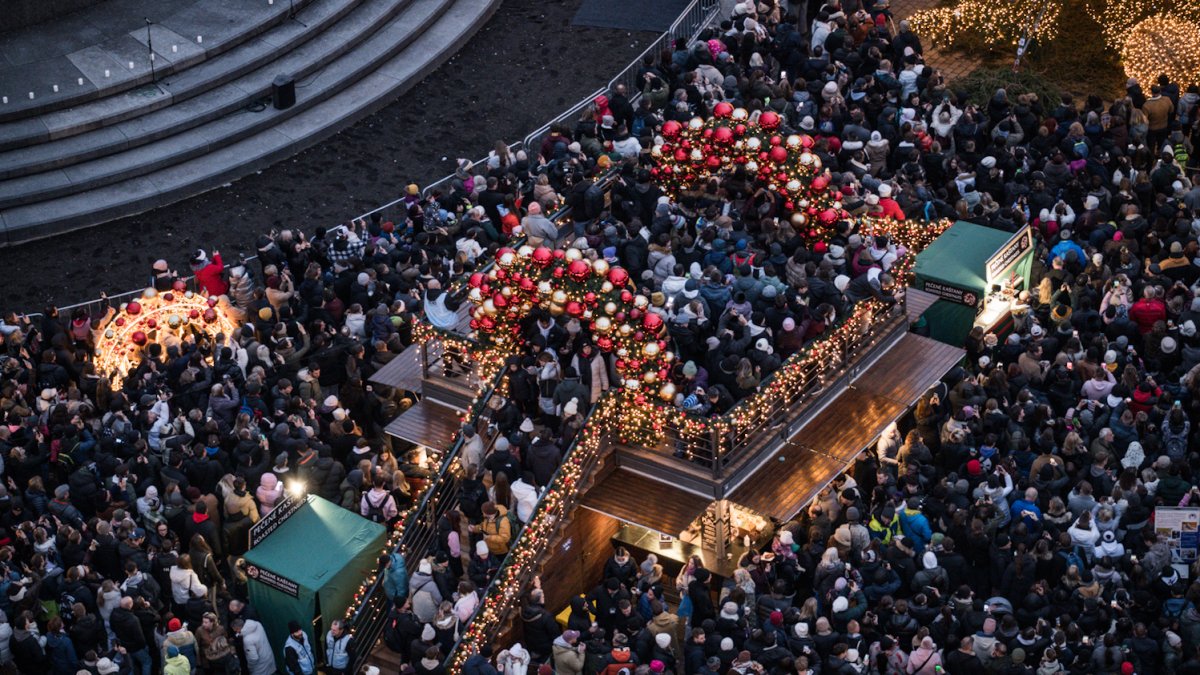 Na Staroměstském náměstí se rozsvítil vánoční strom. (29.11.2025) 