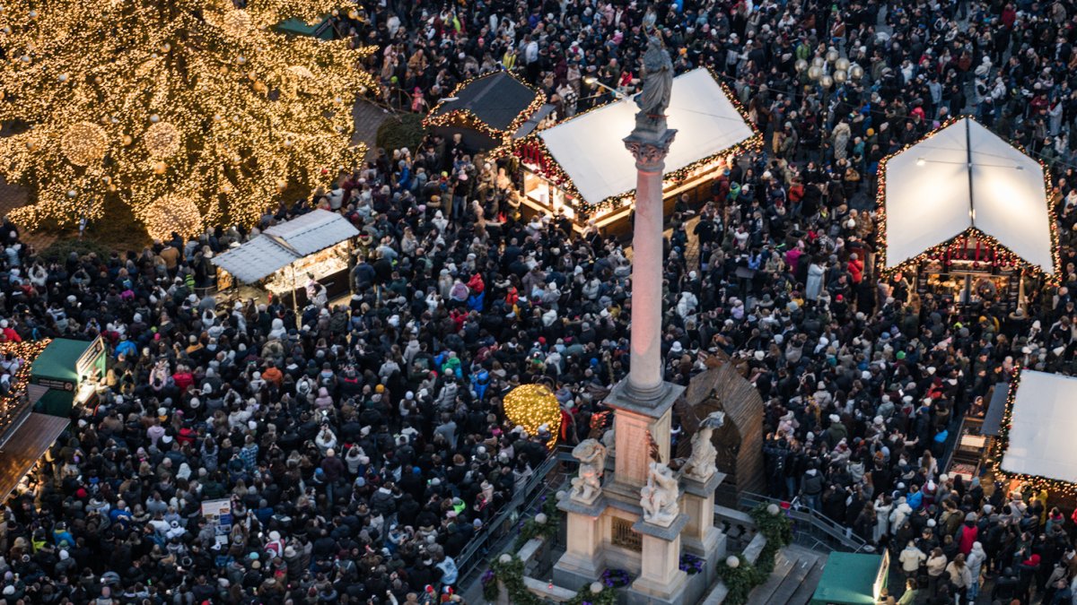Na Staroměstském náměstí se rozsvítil vánoční strom. (29.11.2025) 