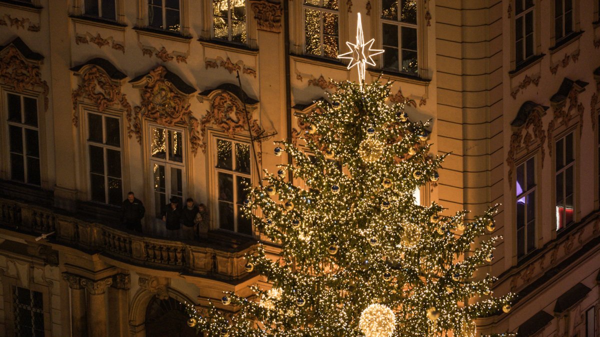 Na Staroměstském náměstí se rozsvítil vánoční strom. (29.11.2025) 