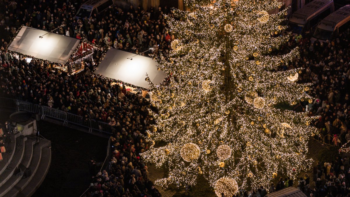 Na Staroměstském náměstí se rozsvítil vánoční strom. (29.11.2025) 