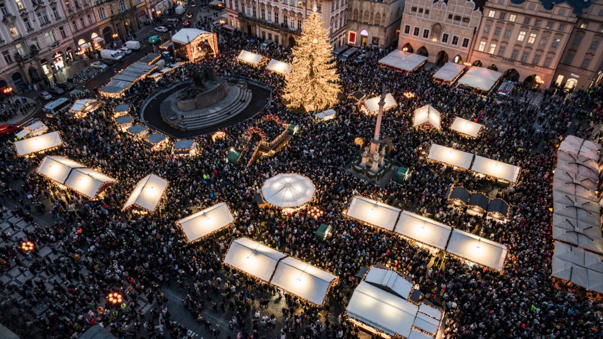 Na Staroměstském náměstí se rozsvítil vánoční strom. (29.11.2025) 