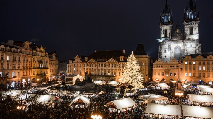 Na Staroměstském náměstí se rozsvítil vánoční strom. (29.11.2025) 