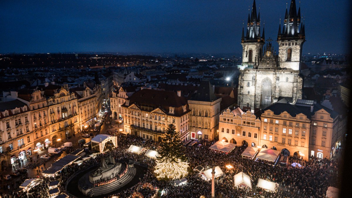 Na Staroměstském náměstí se rozsvítil vánoční strom. (29.11.2025) 