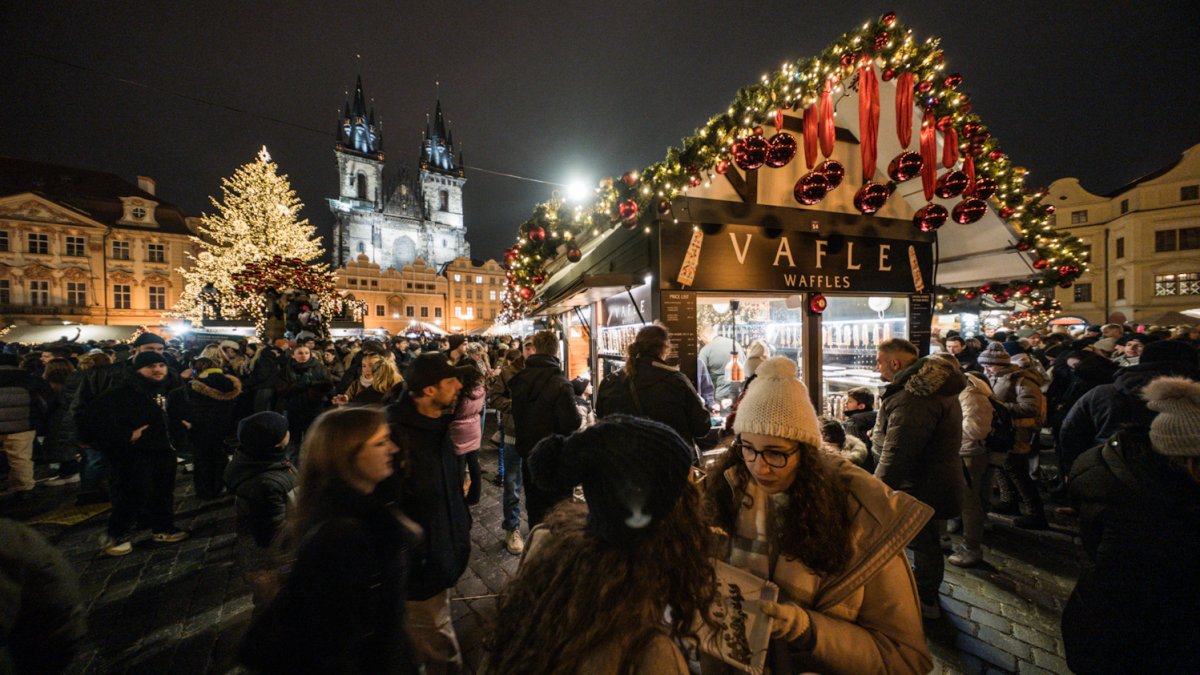 Na Staroměstském náměstí se rozsvítil vánoční strom. (29.11.2025) 