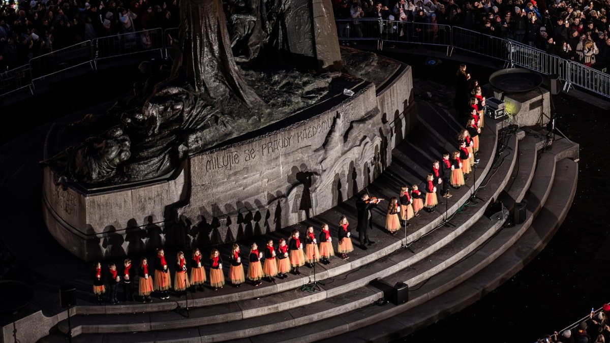 Na Staroměstském náměstí se rozsvítil vánoční strom. (29.11.2025) 