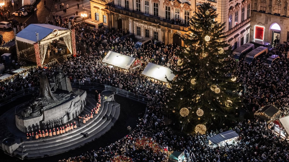 Na Staroměstském náměstí se rozsvítil vánoční strom. (29.11.2025) 