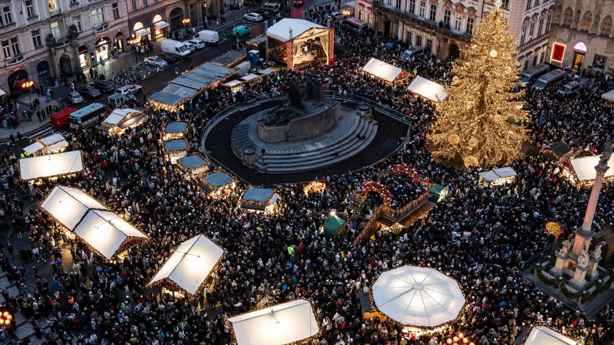 Na Staroměstském náměstí se rozsvítil vánoční strom. (29.11.2025) 